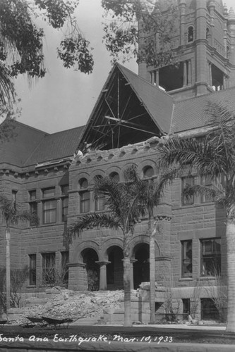 Earthquake damage to the Courthouse on March 10, 1933