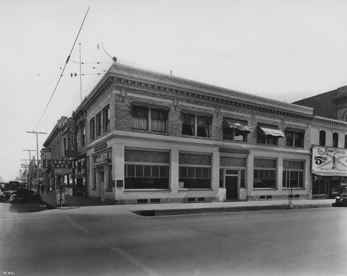 Pacific Southwest Bank on Fourth and Main in the early 1900's