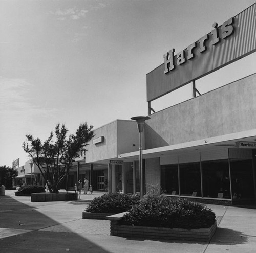 Buildings in Fashion Square shopping center