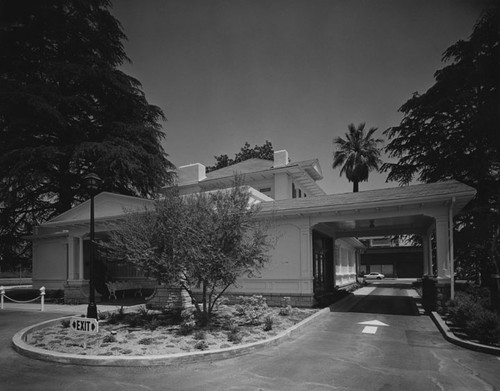 View of the rear of the Dr. Julius Crane house on 518 N. Broadway down the porte-cochere on the right side of the building looking out toward Broadway