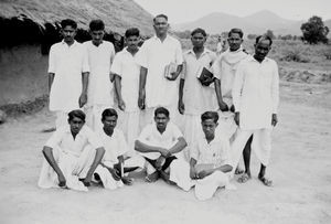 Evangelisten Jonathan sammen med menighedsledere fra Jaltar Bhimpur v/ Gunupur, Øst Jeypore. (Anvendt i: Dansk Missionsblad nr 17/1954)