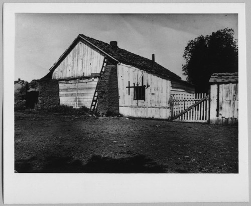 Mission Santa Clara Indian Family Apartment, [ca. 1905]