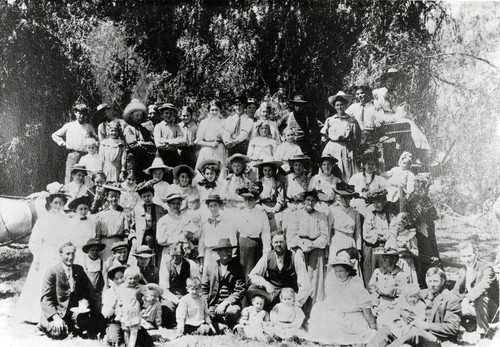 Methodist Episcopal Church picnic group