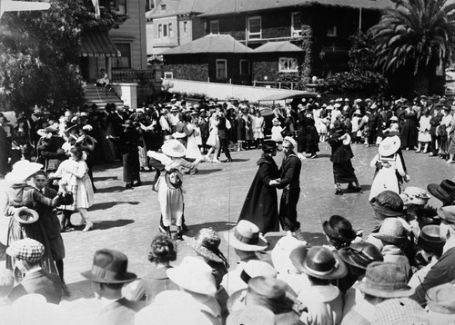 Oakland Street Dance for Servicemen, WWI, 1918. [picture]