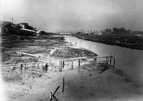 View of San Antonio Creek (Lake Merritt Channel) below the 12th St. Dam looking north toward Lake Merritt[picture]