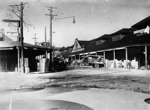 Scene of the old produce market at 12th and Webster streets, Nov. 1916 [picture]