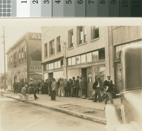 Bread line at kitchen, 4th and Jefferson [streets], Feb. 1934 [picture]
