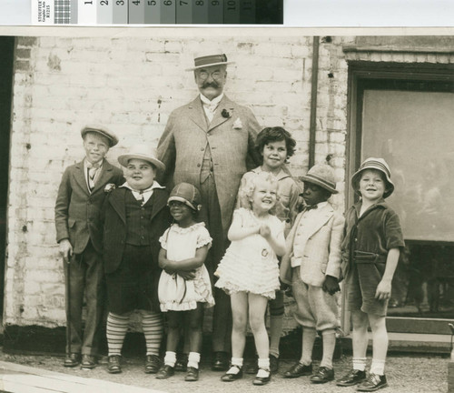 The cast of the "Our Gang" comedies, with Mayor John L. Davie in Oakland [picture]