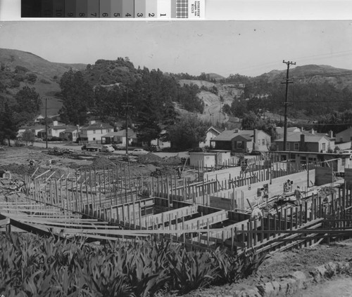 39th Avenue [picture] : Redwood Heights Elementary School under construction in foreground