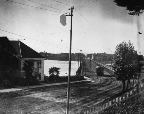 8th St. Bridge to East Oakland [picture]