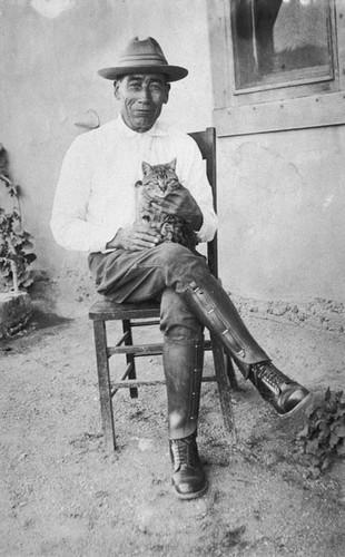 Ladislado Ortiz with Cat