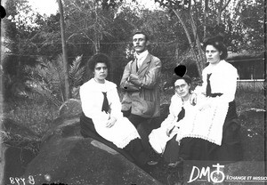 Mr Dawson with Misses Grand and Berthoud, Valdezia, South Africa, ca. 1905-1911