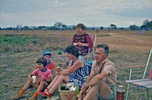 Kagera-regionen, Tanzania. DMS missionærer på udflugt. Forrest sidder familien Ingeborg og Jens Peter Møberg og bagved er Gudrun Vest. Foto 1968-69