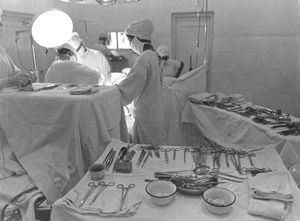 UMTS (Union Mission Tuberculosis Sanatorium), Arogyavaram, Andhra Pradesh, 1975. Sanatoriets kirurgiske afdeling er så moderne udstyret, at man kan foretage meget krævende lungeoperationer på patienter, der ikke har kunnet helbredes ad medicinsk vej. (Anvendt i: Dansk Missionsblad nr 6/1975)