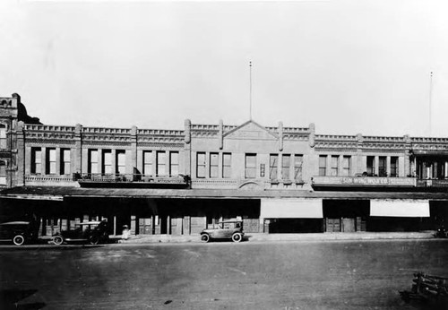 Photograph of Garnier facade on Los Angeles Street