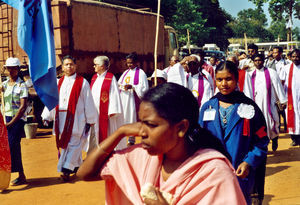 Nordindien. 50 års jubilæum i NELC, november 2000. Fra Jubilæums procession i Dumka. Til venstre: Moderator/Biskop Nityanondo Borgoary og provst Lis Rechendorff