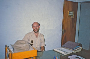 Missionær i DSM/UMN, civilingeniør Jens Christian Olesen på sit kontor, Butwal Tekniske Skole, Nepal, april 1986