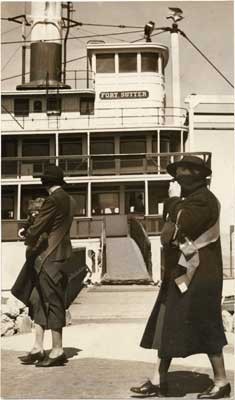 [Women picketing in front of the riverboat "Fort Sutter"]