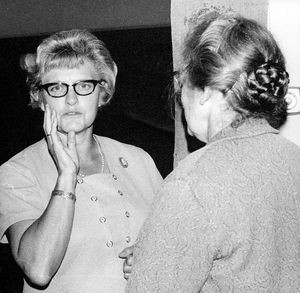 DMS kvindestævne 2.9.1971 i Rønde missionshus. Fru Else Munksgaard byder en deltager velkommen