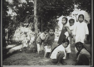 Die kleinsten Schülerinnen der Anstalt Longheu (1928)