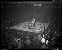 Boxing match between Bob Nestell and Lee Ramage at the Olympic Auditorium, Los Angeles, 1937