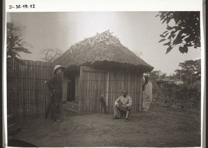 Missionar Perregeaux in Nkoranza vor der Hütte in der er krank lag