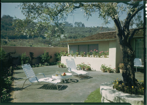 Pace Setter House of 1948. Outdoor living space