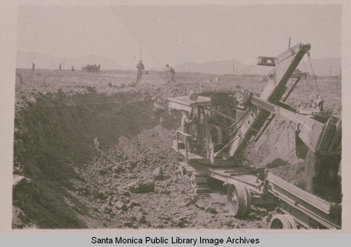 Steam shovel during early construction near the Huntington Palisades, Calif
