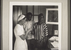 Schwester Martha bei einem Patienten in Manyemen