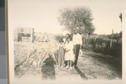 A. C. Mitchell family; Kah´ chil de´-le; 8 August 1928; 6 prints, 6 negatives