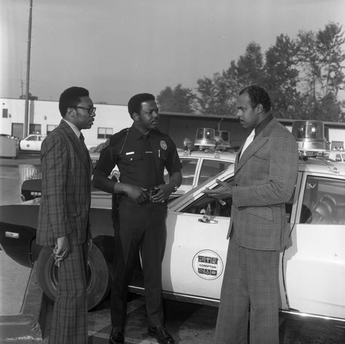 Thomas W. Cochee talking with police officers, Los Angeles, 1974