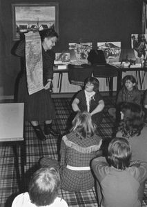 Landsstævne 1981 i Aalborg. Børnetræf. Missionær Lilly Hørlyck fortæller for børnene