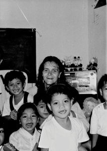 Volontør Karin Brandholt med børnehaveklassen i Tondo, Manila, Filippinerne 1992