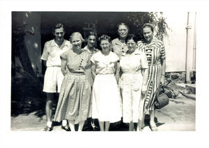 Fra venstre: Erik Stidsen, Elna Linnet Andersen, Emsy Nielsen, Edel Stidsen, Kirstine Carlsen, Grethe Jensen, Karen Olsen, 1956 Aden, Arabien