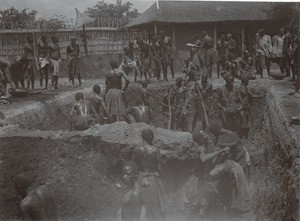 Lewanika's funeral : men starting to dig the grave