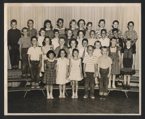 Students pose for class picture at Tahoe Elementary School
