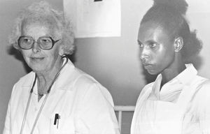 Nordveststiftet, Tanzania. Missionær og sygeplejerske, Ellen Margrethe Christensen og lokal medarbejder på Izimbya klinik, 1983. (Udsendt af DMS til Tanganyika/Tanzania, 1951-87)