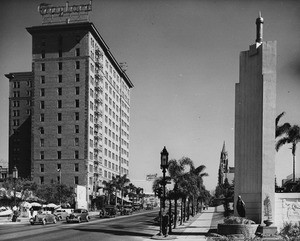 Looking east on Wilshire Boulevard at the Gaylord Apartments and the entrance to the Ambassador Hotel