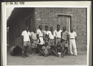 Einige unsrer Arbeiter, die beim Pfarrhausbau i. Kumba halfen (rechts aussen Pfr. Essoka)