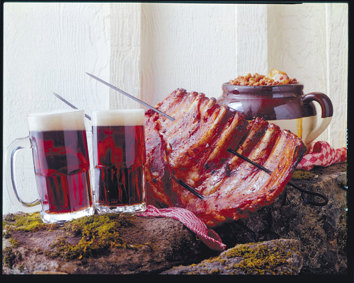 Barbequed ribs with beans and beer