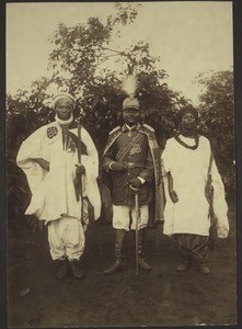 Der Bamum-König Njoya mit zwei seiner Grossen