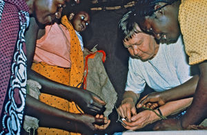 Tanzania, 1997. Gudrun Vest hjælper til på sundhedsklinik