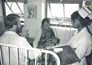 UMN, Nepal. Hospitalet i Tansen,1986. Stuegang på børneafdelingen