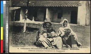 Women and children by a dispensary, Nagpur, India, ca.1920-1940
