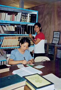 San Juan, Filippinerne. Biblioteket på Præste- og Diakonskolen, Concordia Theological College, som Danmission støtter. På billedet ses bibliotekar Mrs Melody Padua, november 2001