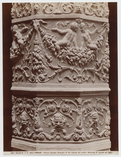 Pe. Ia. No. 3032. Firenze - Palazzo Vecchio. Dettaglio di una colonna del cortile. (Decorata di stucchi nel 1565.)