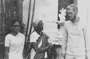 West Bengal, Nordindien. Pastor Thorkild Schousboe Laursen i samtale med rektor Neela Das (i midten) og en lærer fra Narainpur Pigekostskole, 1982