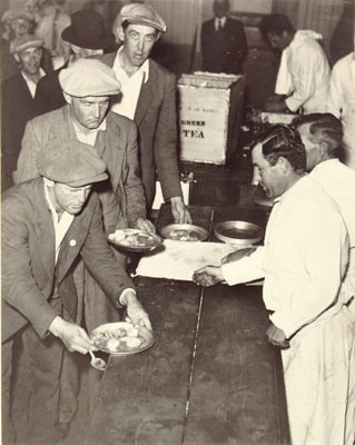[Men in line for food during Longshoremen's Strike in 1934]