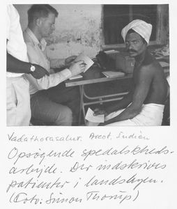 Opsøgende spedalskhedsarbejde. Der indskrives patienter i landsbyen, Vadathorasalur, Arcot, Sydindien 1973