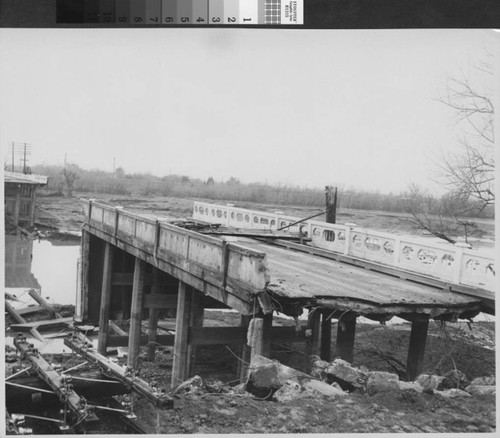 Photograph of the 5th Street Bridge after the 1955 flood in Yuba City (Calif.)